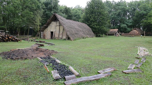 Kopie pravkho obydl (Archeoskanzen Bezno u Loun)