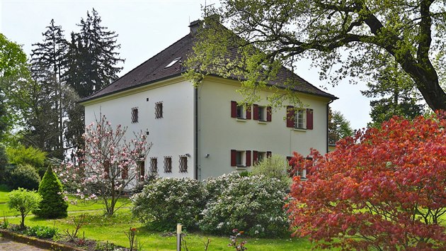 Nov Hospoda, Kamenice, okres Praha - vchod. Prvorepublikov vila je na prodej za 19,9 milionu korun. 