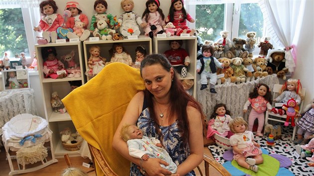 Ldie Galokov zaloila domc muzeum panenek. Ty vtinou nakupuje v aukcch, nejstar jsou ze zatku minulho stolet.