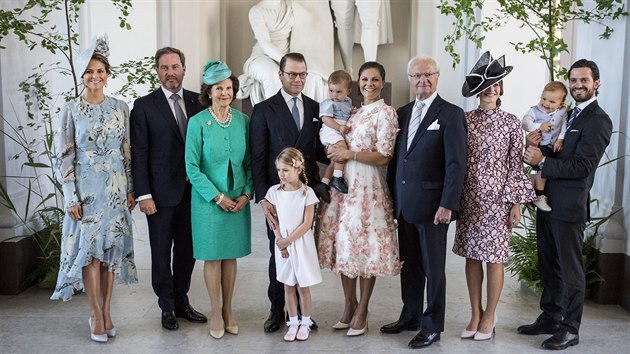 vdsk princezna Madeleine a jej manel Chris ONeill, krlovna Silvia, princ Daniel a korunn princezna Victoria s dtmi, krl Carl XVI. Gustaf, princezna Sofia a princ Carl Philip se synem (Stockholm, 14. ervence 2017)