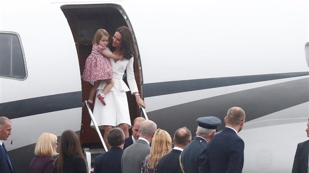 Princ William, vvodkyn Kate a jejich dti piletli do Varavy (17. ervence 2017).
