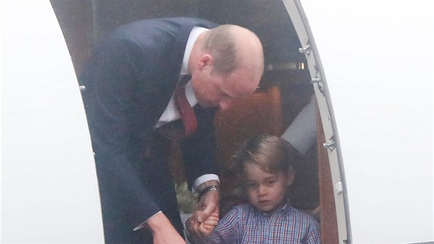 Princ William a princ George při výstupu z letadla (Varšava, 17. července 2017)