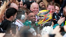 Lewis Hamilton (v helm) slaví výhru ve Velké cen Británie i se svým bratrem...