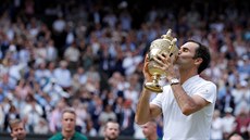 ŠAMPION. Roger Federer líbá trofej pro vítěze slavného Wimbledonu.
