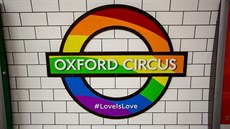Výzdoba londýnského metra b�hem festivalu Pride na podporu LGBT+ komunity (8....