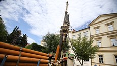 Dělníci v Brně hloubí pro studenty Masarykovy univerzity geologický vrt.