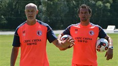 A JDE SE PRACOVAT. Trené�i gólman� fotbalové Slavie Milan Veselý a Radek �erný...