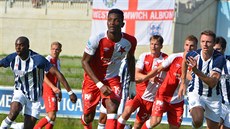 JEDEN ZE ST�ELC�. První gól Slavie v zápase s West Bromwichem vst�elil stoper...