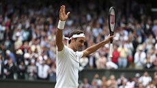 POJEDENÁCTÉ. Roger Federer zdraví diváky při finále WImbledonu.