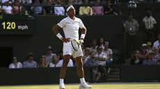 TO JE KODA. Rafael Nadal lituje ztraceného míe v osmifinále Wimbledonu s...