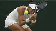 TO VYTÁHNU. Garbie Muguruzaová se natáhla po bekhendu ve finále Wimbledonu s...