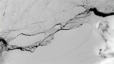 Satelitní snímek praskliny na elfovém ledovci Larsen C