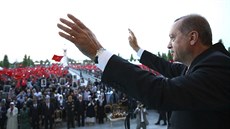 Erdogan bhem sobotního projevu v Istanbulu (15. ervence 2017)