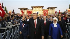 Erdogan ped  sobotním projevem v Istanbulu (15. ervence 2017)