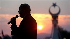 Erdogan promlouvá k lidem v Istanbulu (15. července 2017)