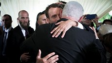 Emmanuel Macron se v nedli seel s izraelským premiérem Benjaminem Netanjahuem...