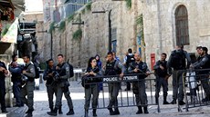 Izraeltí policisté v ulicích Jeruzaléma (14. ervenec 2017).
