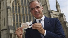 Guvernér Bank of England Mark Carney ukazuje novou 10librovou bankovku, na...