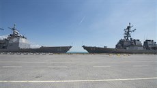 Raketový kiník USS Hue City a torpédoborec USS Carney v pístavu v ukrajinské...
