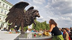Sochu okídleného lva v parku na Klárov darovala Praze 1 britská komunita...