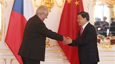 Prezident Miloš Zeman s členem čínské delegace na  Čínském investičním fóru...