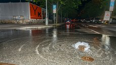 Voda tekla na dvou karlínských k�i�ovatkách.