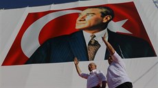 Pedák turecké opoziní strany CHP Kemal Kilicdaroglu vítá se svou enou Selvi...