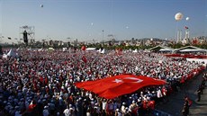 Statisíce lidí pily do Istanbulu na protest, který svolala opoziní strana...