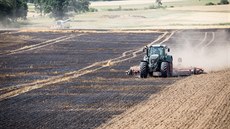 U obce Stíbec na Jindichohradecku shoelo asi 22 hektar vzrostlého jemene....