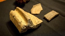 V Kuei se krom mincí naly i zlomky keramických nádob, zvíecí kosti a...
