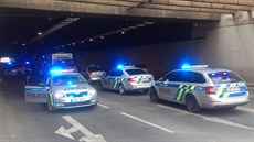 Nehoda motorká�e v T�novském tunelu v Praze (16. 7. 2017)