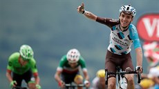 Romain Bardet slaví vítzství ve dvanácté etap Tour de France. Za ním v dresu...