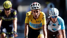 Vyerpaný Fabio Aru dojídí do trnácté etapy Tour de France, ve které piel o...