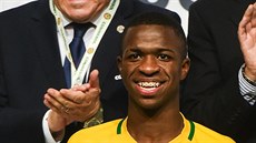 Vinicius Junior v dresu brazilského výběru do 17 let s trofejí pro nejlepšího...
