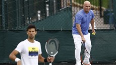 Andre Agassi a Novak Djokovi pi tréninku ve Wimbledonu.