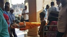 Jedna ze zranných turistek v péi zdravotník po útoku na plái v egyptské...