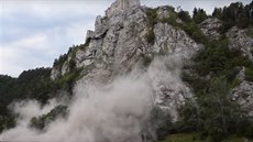 Pod hradem Streno se zítil stotunový masiv ze skály.