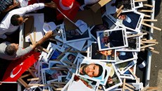 Obyvatelé Istanbulu si připomínají první výročí nezdařeného puče proti režimu...