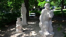 Kamenný pohádkový park na Krakonoi vytváejí studenti hoické koly pod...