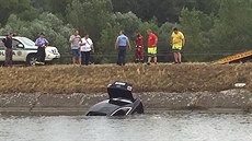 Audi A8 s kradenou zlínskou SPZ pachatelé po loupei utopili v kanálu Váhu.