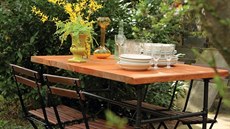 Kovové �ásti nábytku se v p�ípad� pot�ebné renovace natírají nej�ast�ji...