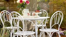 Kovov� ��sti n�bytku se v p��pad� pot�ebn� renovace nat�raj� nej�ast�ji p��pravkem Hammerite. Na d�ev�n� ��sti b�v� zpravidla volbou n�kter� z o�et�uj�c�ch olej� ur�en�ch na d�evo, zpravidla ve dvou n�t�rech.