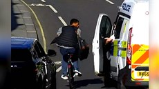 Policista zpacifikuje zlodje dvemi auta