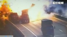 Sráka dvou náklaák v ín skonila dramatickým výbuchem