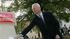 Lichtenštejnský kníže Hans-Adam II. odhalil na podzim 2006 ceduli na náměstí ve...