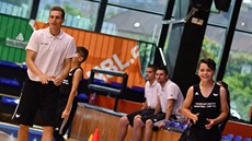 Ryan Richman (vlevo) na basketbalovém kempu Tomáe Satoranského v Praze