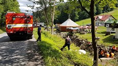 Dál po proudu hasii kontrolovali únik provozních kapalin (13.7.2017).