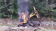 Po�ár stavebního bagru v koryt� �ernohorského potoka v Krkono�ích (13.7.2017).