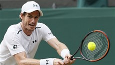 Brit Andy Murray zahrává úder ve tvrtém kole Wimbledonu proti Francouzi...