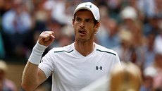 Andy Murray zahrává úder ve tvrtém kole Wimbledonu. 